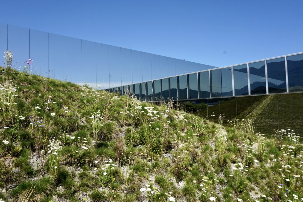 廣島下瀨美術館弧形鏡面外牆與野花草坡步道