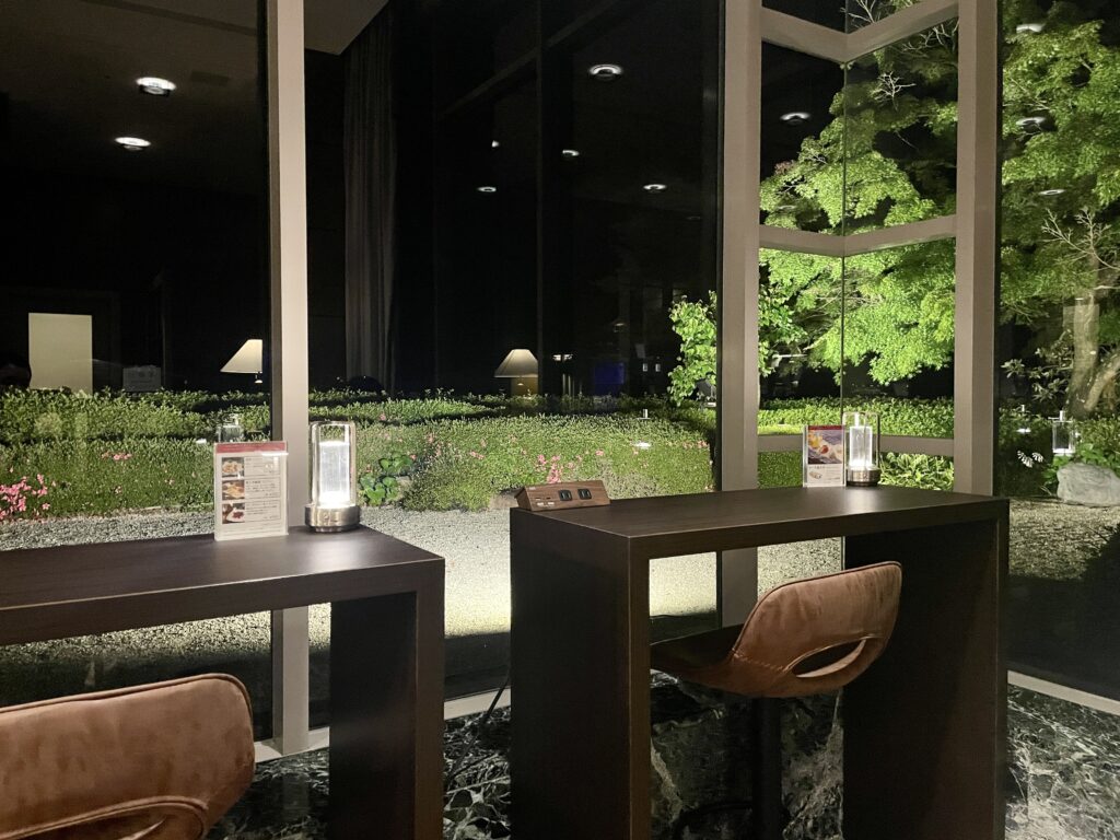 廣島機場酒店臨窗庭園夜景座位