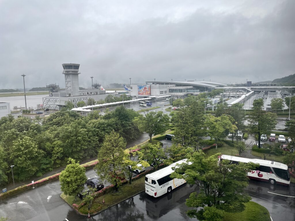 廣島機場酒臨機場的房間外面就是航廈
