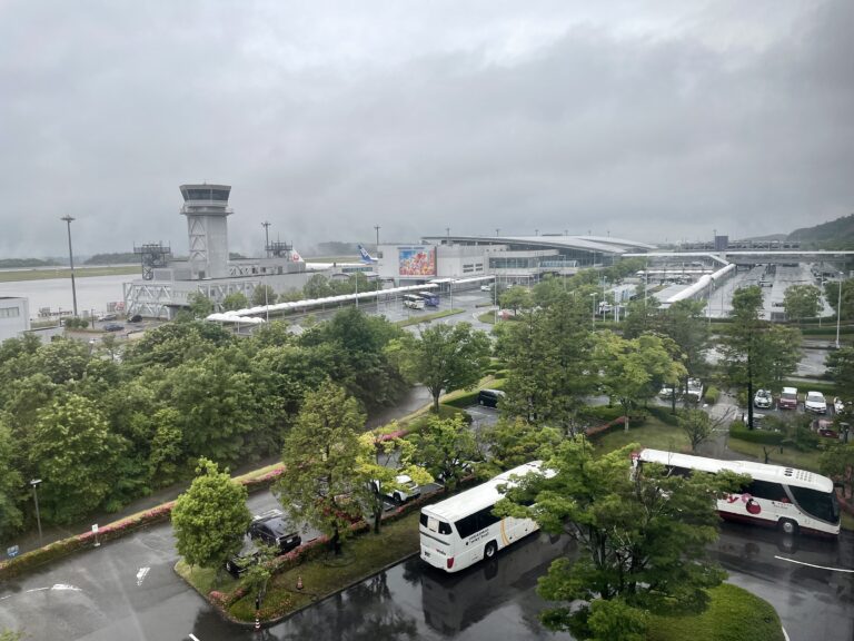 廣島機場酒臨機場的房間外面就是航廈