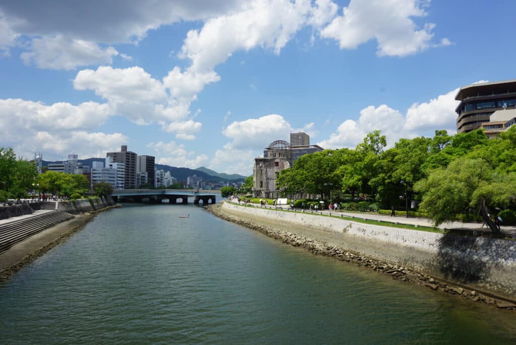 廣島元安川河岸遠望原爆圓頂與和平紀念公園