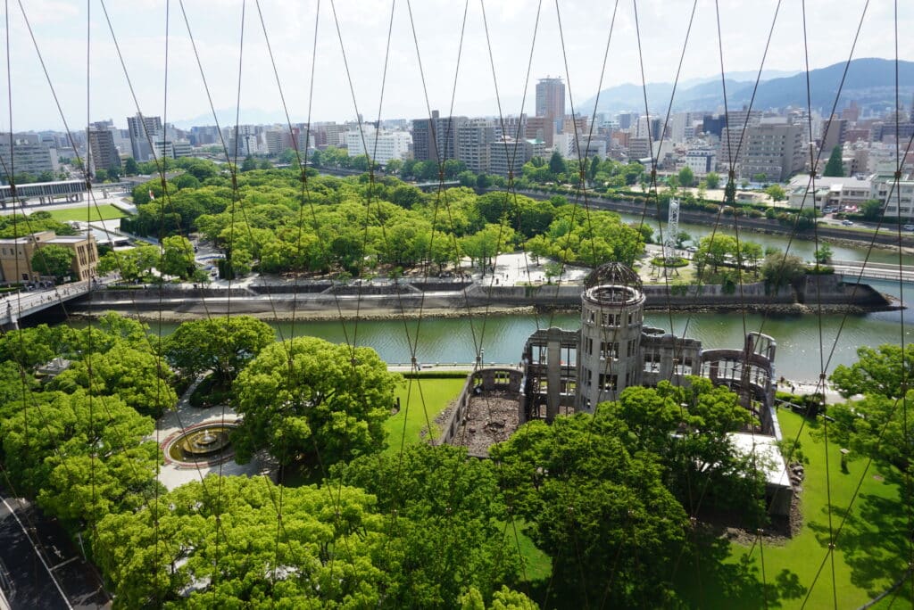 廣島紙鶴塔展望台網幕外原爆圓頂與和平紀念公園全景