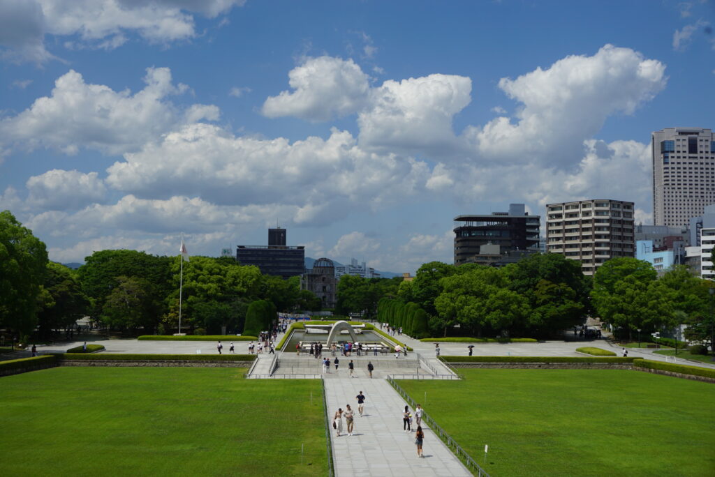 廣島和平紀念公園中軸線水池與丹下健三設計的資料館