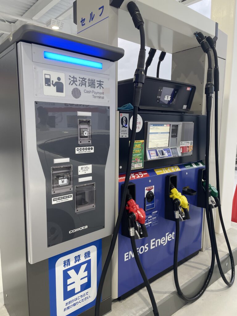 日本自助加油站現金精算機與紅黃綠三色油槍