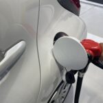 日本自助加油站紅色レギュラー油槍與加油口