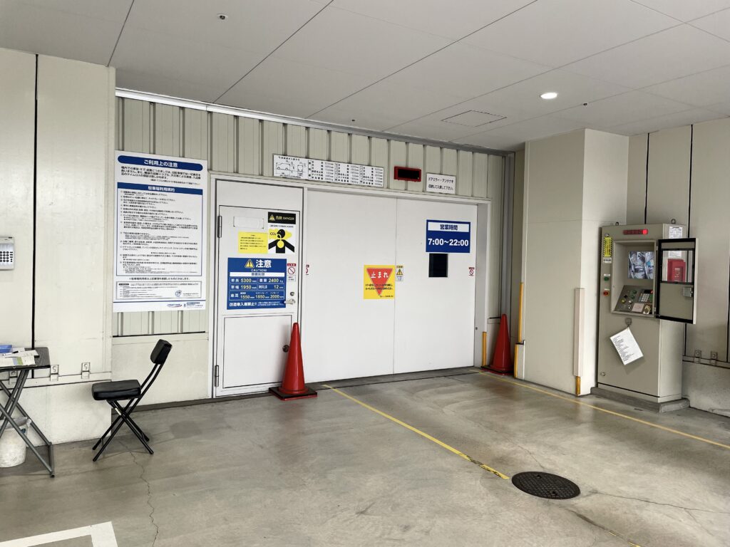 廣島 Hotel Vista Hiroshima飯店的機械式停車塔入口