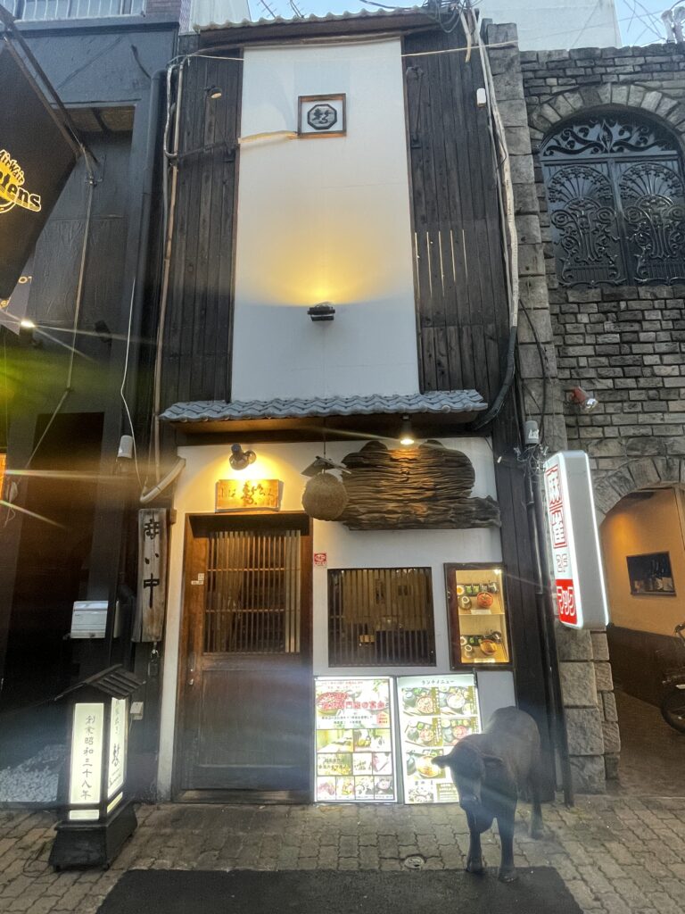 廣島　暫本通店門口的和牛