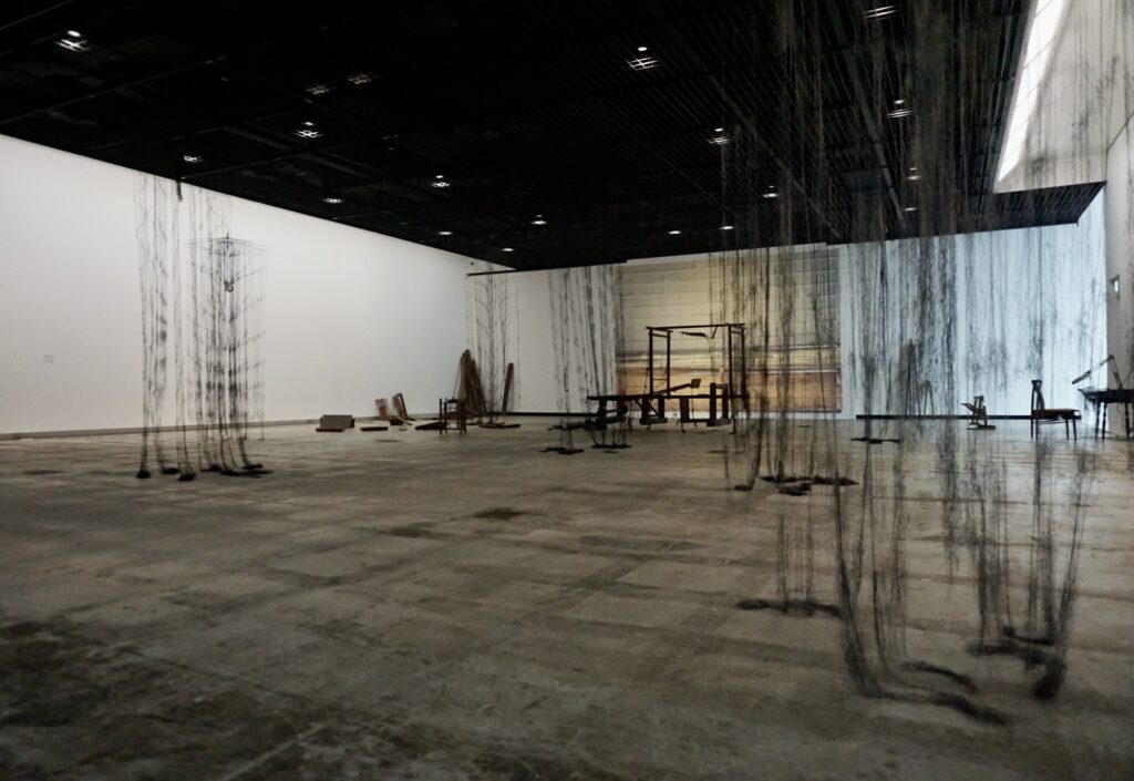 MOCA展場垂掛細線與木構件的裝置作品