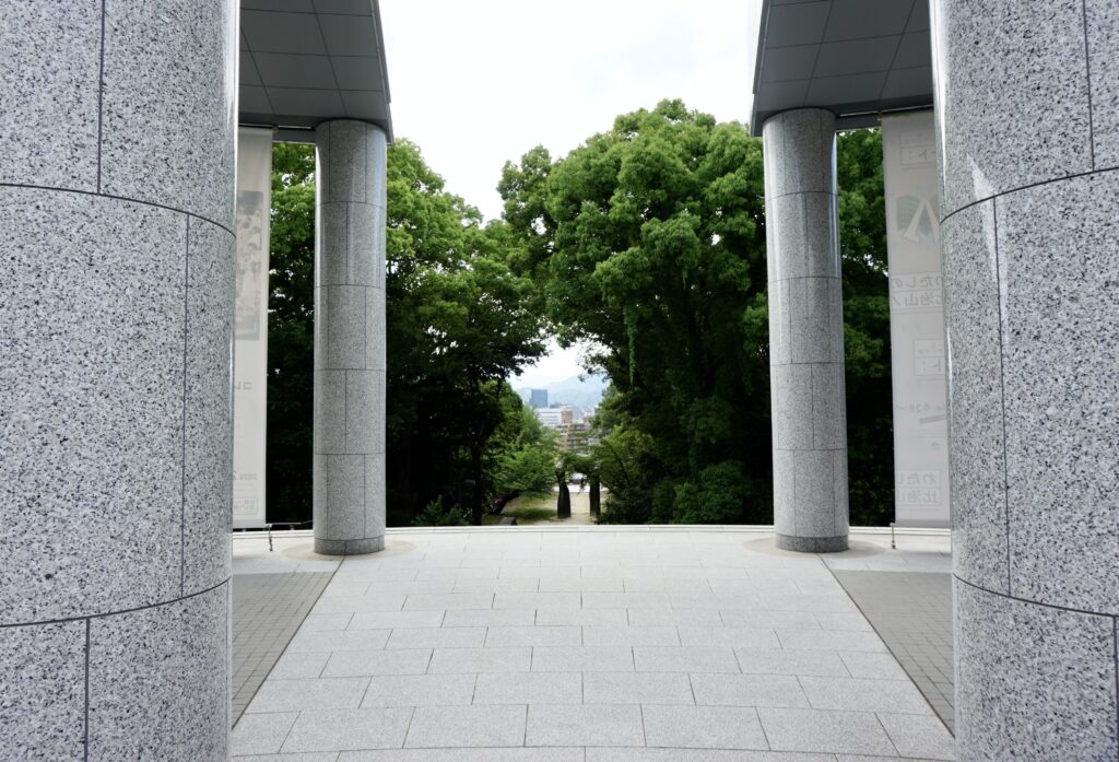 MOCA花崗岩列柱框出的市區綠景