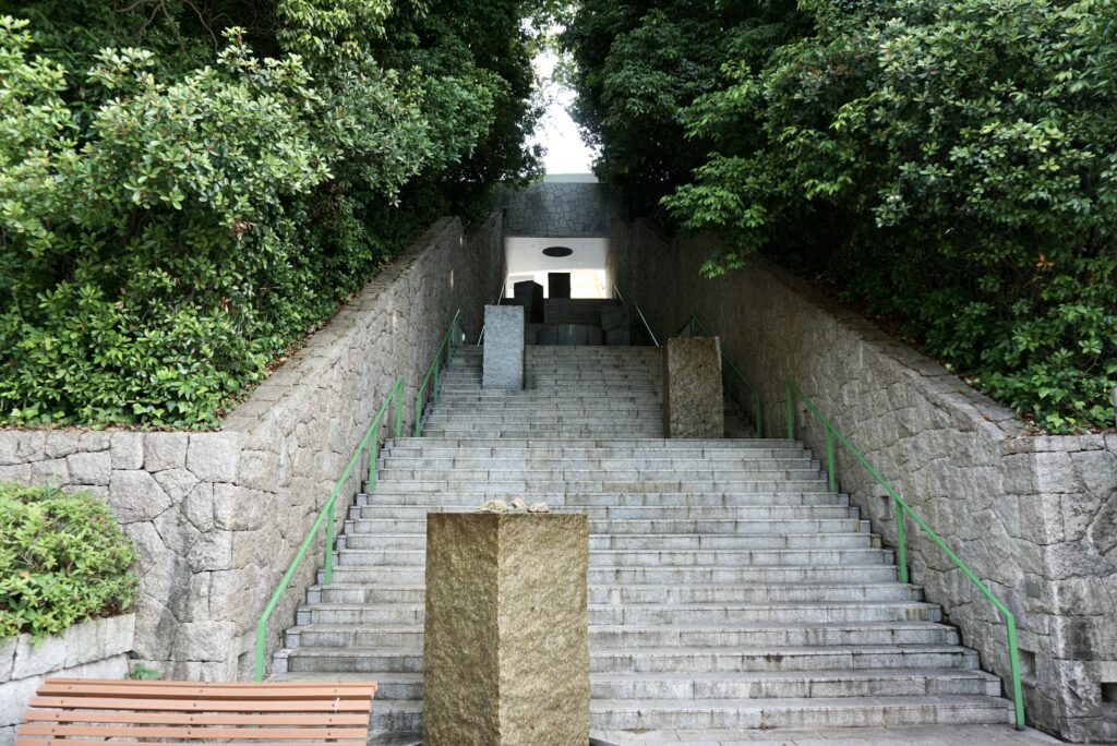 比治山公園通往現代美術館的石階