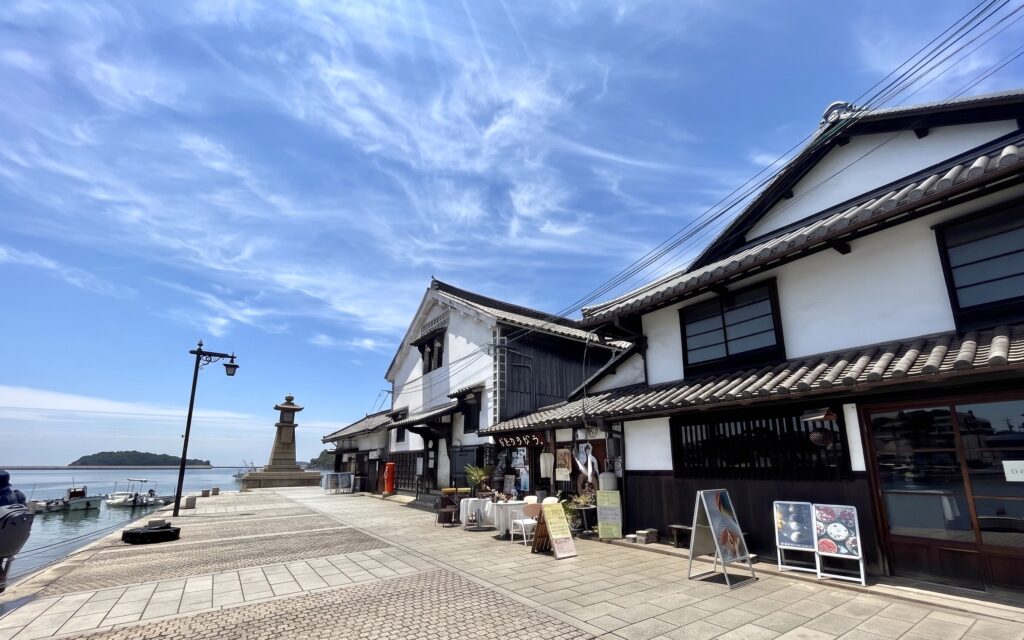 鞆之浦常夜燈石造燈塔 旁有許多小店