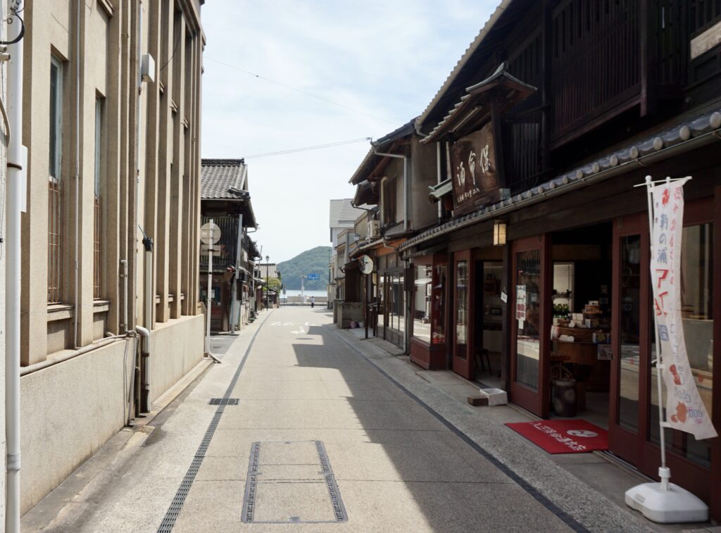 鞆之浦保命酒老街町家與通往海邊的石板路