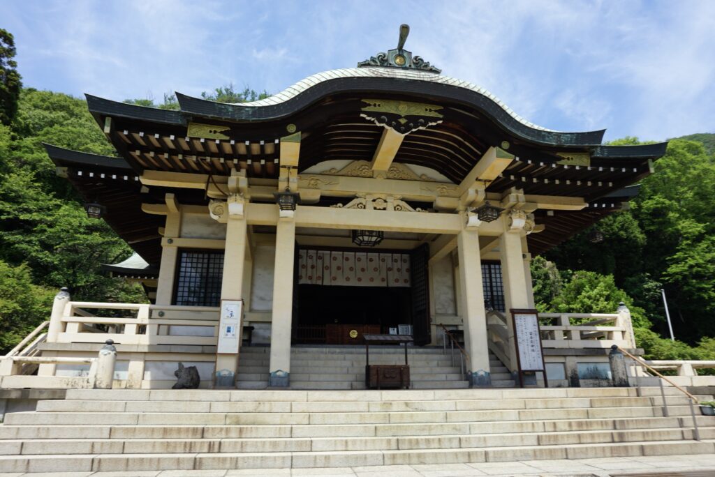 鞆之浦沼名前神社社殿的唐破風屋頂