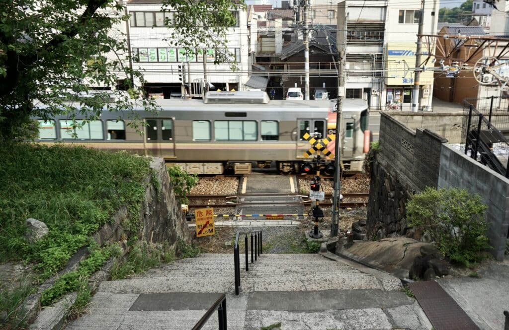 尾道持光寺前平交道與電車