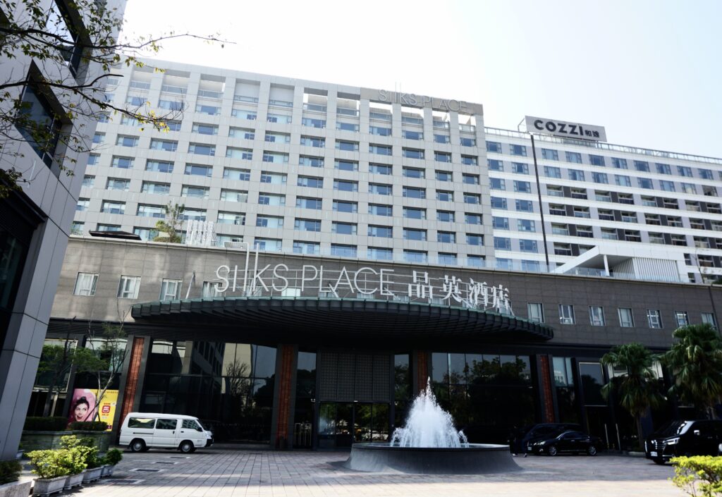 台南晶英酒店外觀與門口噴水池