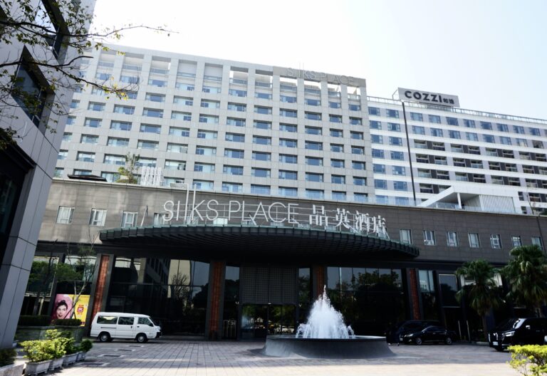 台南晶英酒店外觀與門口噴水池