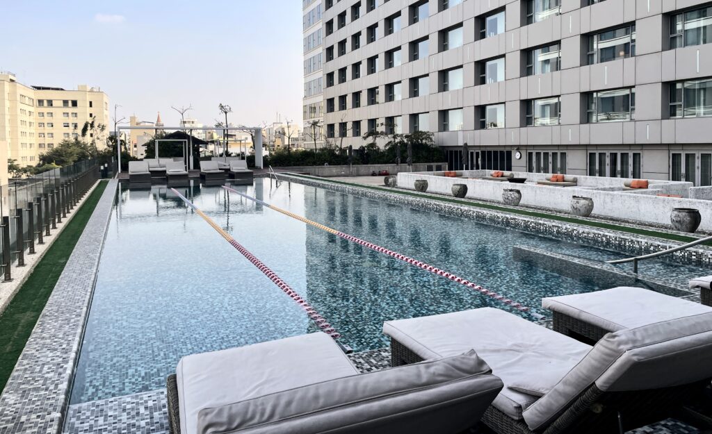 台南晶英酒店泳池旁有躺椅　不下水也可以在這裡休息